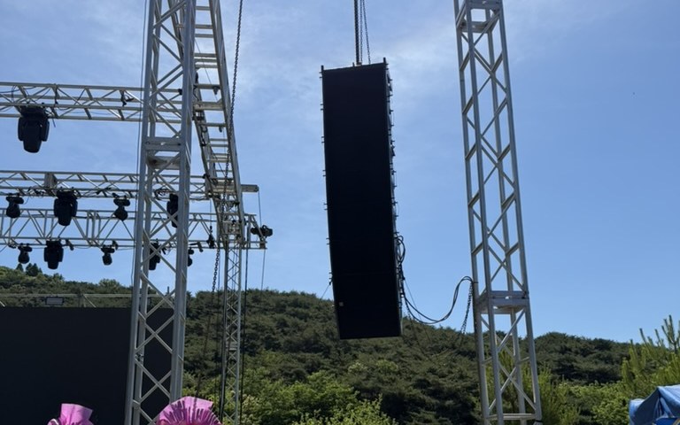 d&b Q-Series 라인어레이 - 플라잉 클로즈업